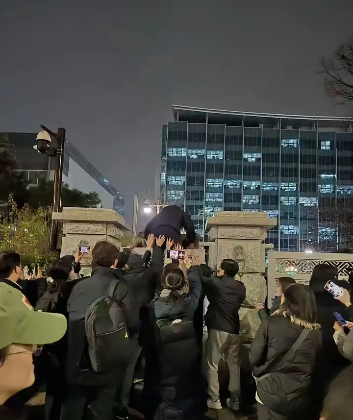 这图可以纳入韩国本世纪名场面前十了。
韩国首尔初雪，最低温-5度，
60岁老头李