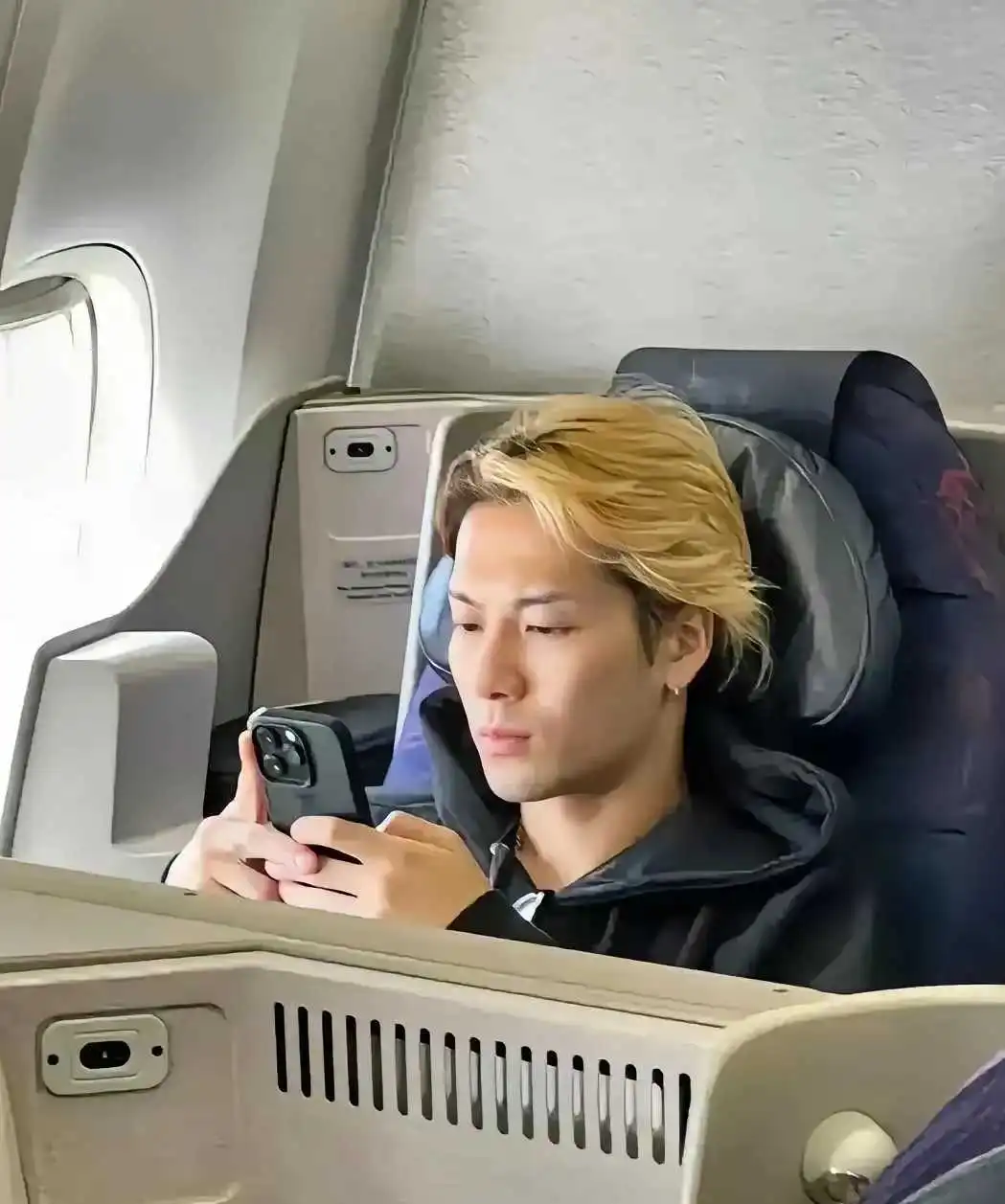 王嘉尔素颜能打几分，其实很正常就和女性化妆前后一样的
