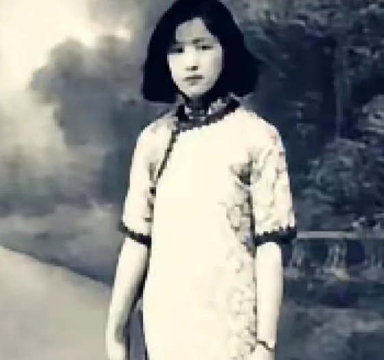 图片中的这位英勇女性名叫周竞，她是八路军太岳军区临汾情报站的站长，主要任务是搜集