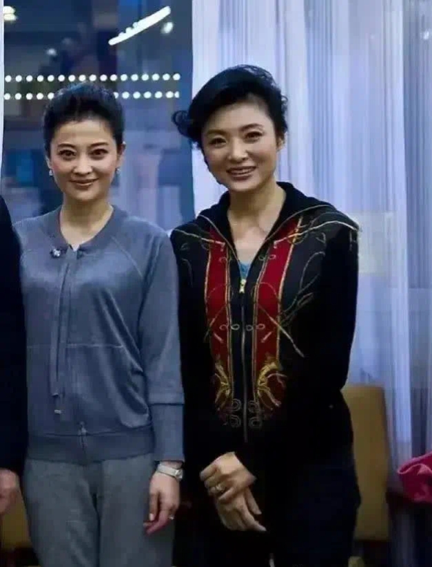 周涛将近60岁，梅婷也接近50岁，但当两人站在一起时，几乎看不出她们的年龄差距。