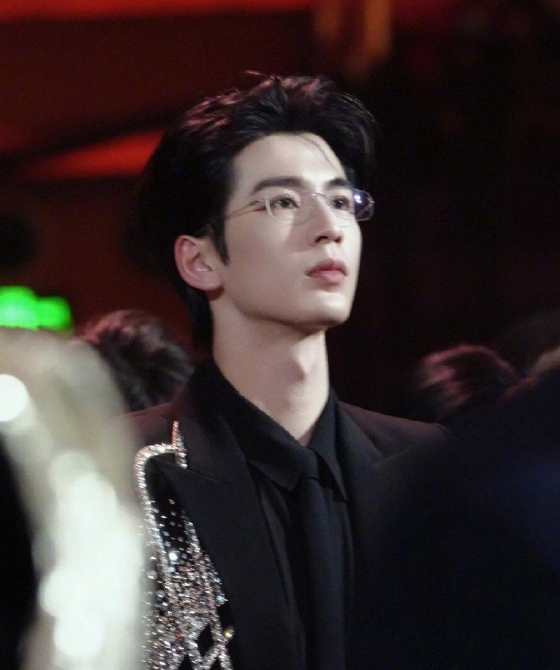 虞书欣微博之夜又去当站姐了，她镜头下的男明星你们喜欢吗？肖战、张凌赫、吴磊、李现