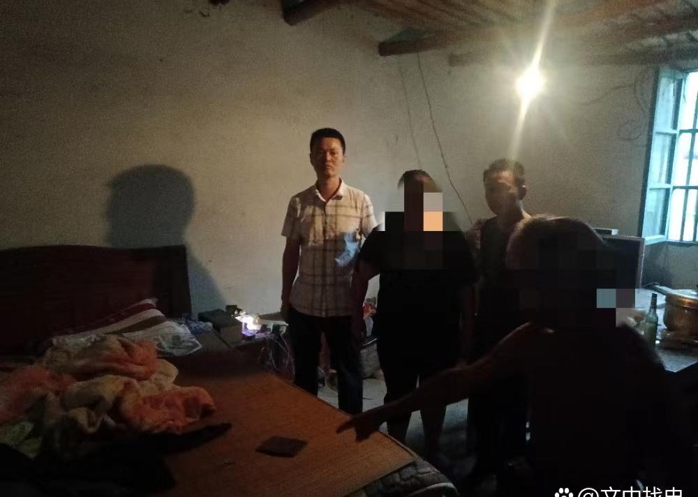 社会观察：湖北，7旬大爷孤独难耐，以200元价格约了女子来家里交易。女子捯饬干净