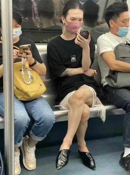 这是一只什么鸟， 地铁里惊现一只什么鸟？谁能告诉我，它到底是男还是女？看它粗壮的