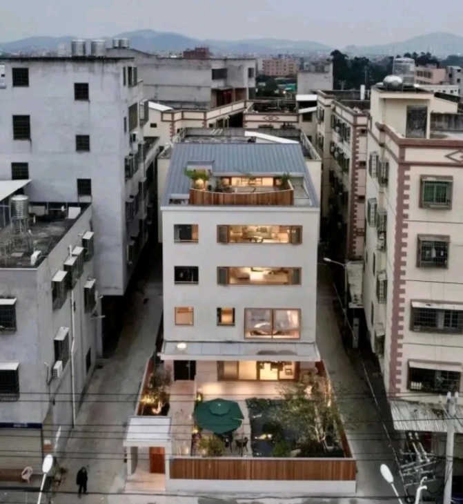 广东某地一自建房，火的不是豪华奢侈而是简约时尚！

从外观来看，没有过多奇葩的造