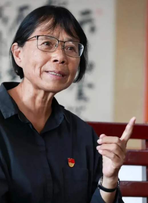 2007年，张桂梅被选为十七 大代 表，华坪县给她7000块钱买正装，谁知她不仅