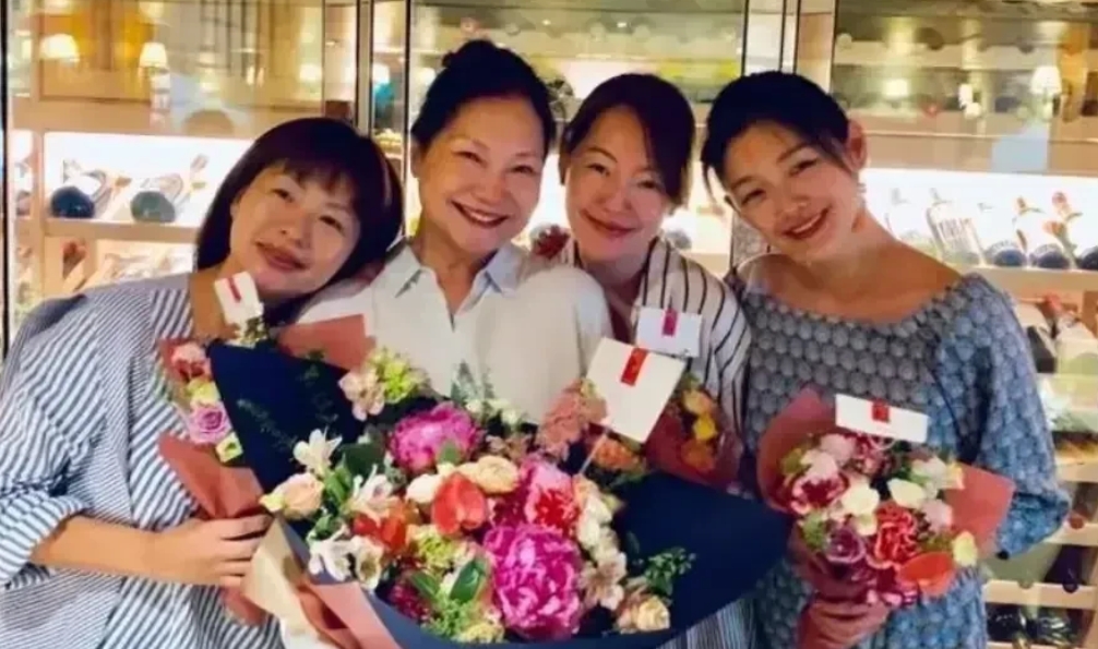 2月11日，大S去世的第10天，大S妈在社交平台连发3条悼念女儿：“把悲伤留给自