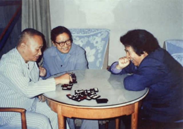 李讷探兄嫂，温馨合影现，毛岸青邵华情深