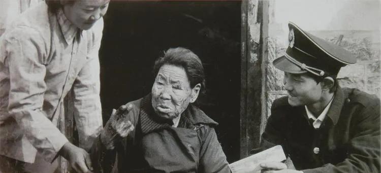 1941年，山东聋哑妇女明德英用乳汁救活了八路军小战士庄新民，44年后，时年62