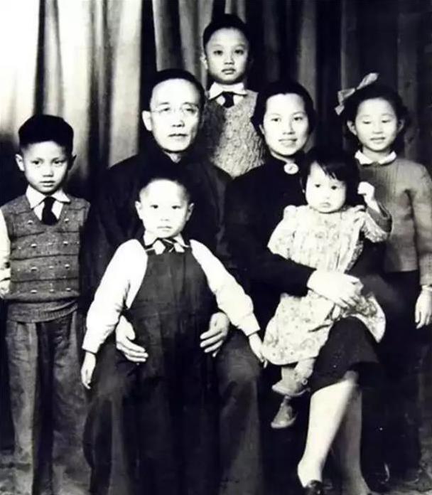 1978年，郭沫若前脚刚刚去世，后脚妻子于立群便追随他而去了，本以为这是一段甜美