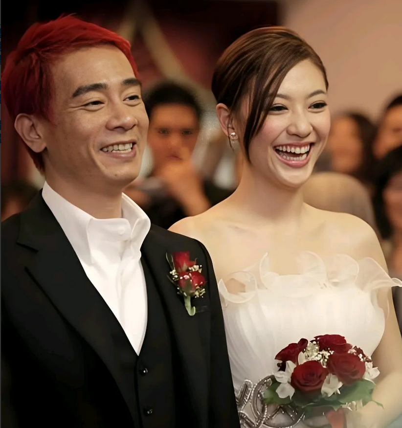 香港演员，陈小春说，我是个妻管严。应采儿明文规定，不许主动给女生留电话，睡觉之前