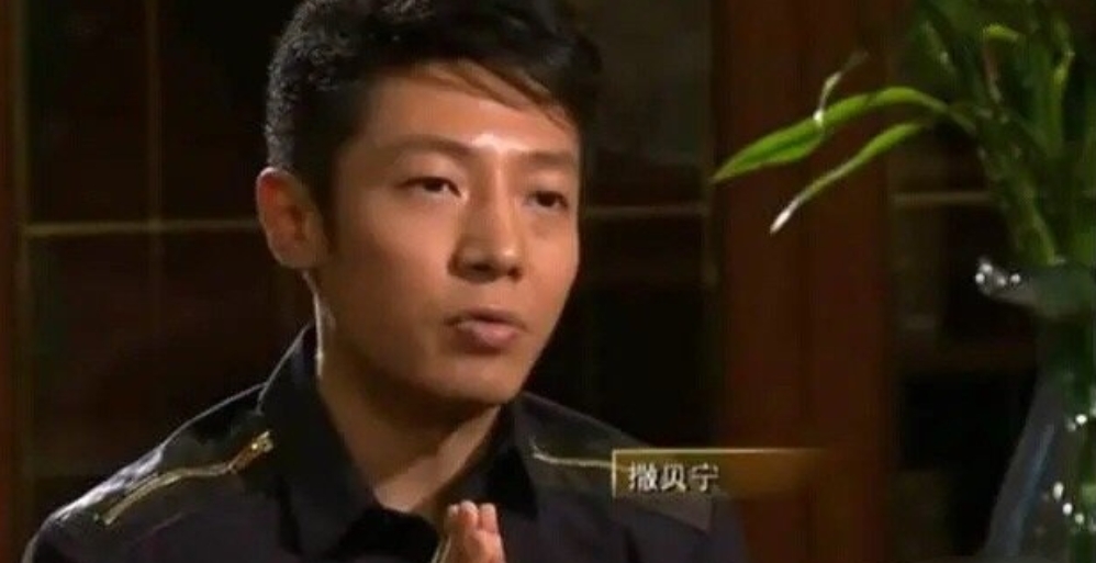 撒贝宁曾在采访中说：“我觉得做人最大的孝心就是千万不要把父母接到身边。”

多年