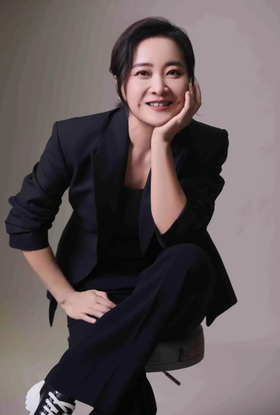 贾玲这个女人真不简单
贾玲这个女人，真的不是一般的有心机。
早在去年的时候，大碗