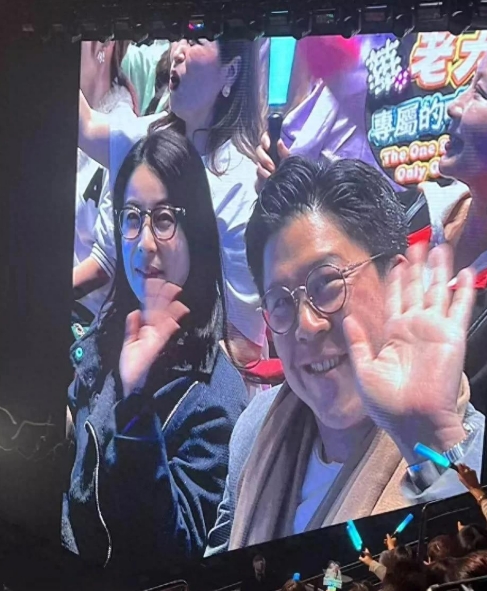 近日，刘德华的演唱会现场星光熠熠，而一对特别的观众吸引了大家的目光，正是霍启刚夫