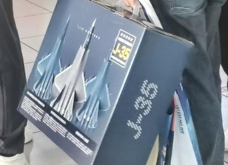 航展闭幕后，珠海机场人人手提这种“特产”

一、告别了蓝天上的钢铁巨兽，转战地面
