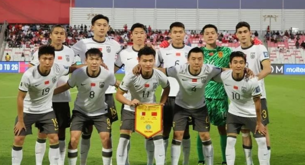 今晚国足vs日本
我和我爸调侃道，今晚国足哇！
爸爸：心脏不好的人不能受刺激。