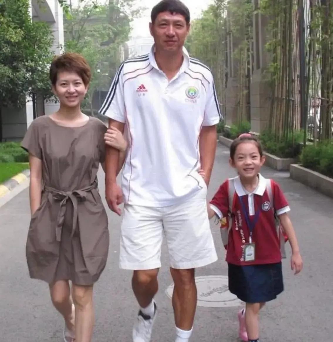 2001年，国足黎兵与妻子离婚，净身出户，转身娶了歌手甘萍。外界传言：甘萍插足“