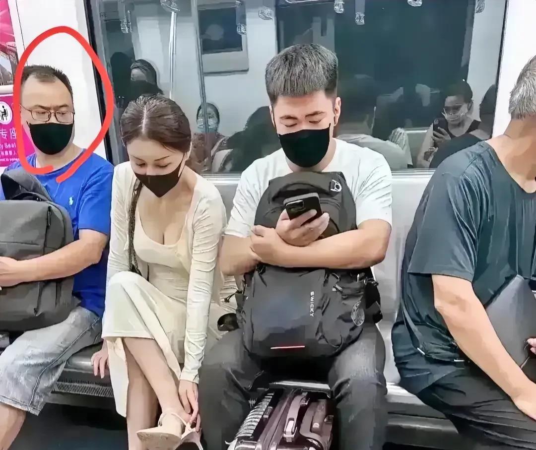惊人事件发生在某个城市地铁车厢内，引起了广泛轰动。一位身穿洁白连衣裙的美丽女子出