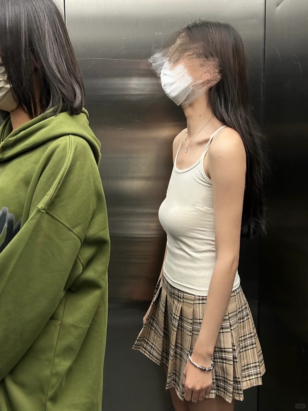 不懂就问，这是什么内衣新穿法吗？？？
首先声明这不是我的🐻，是我的无肩带内衣滑
