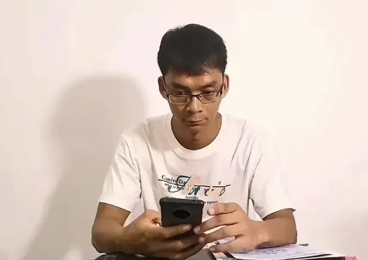 百万粉丝，唐尚珺，最近干了这三件事，很有骨气，却非常偏执：

1、下河摸鱼；忙活