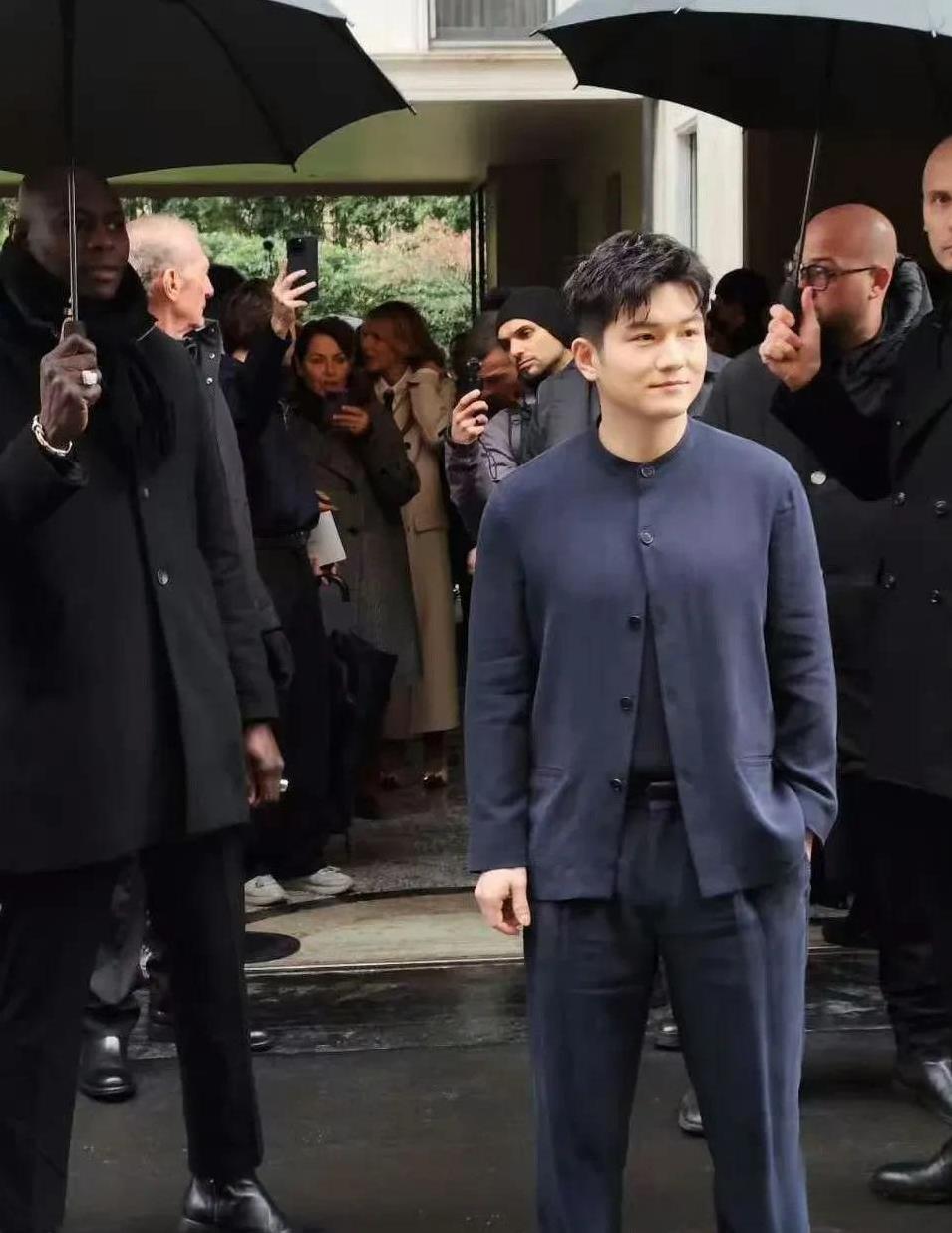 樊振东在国内追星愿望已达成，无论是陈奕迅还是杨千嬅，都已经“奔现成功”。
现在开