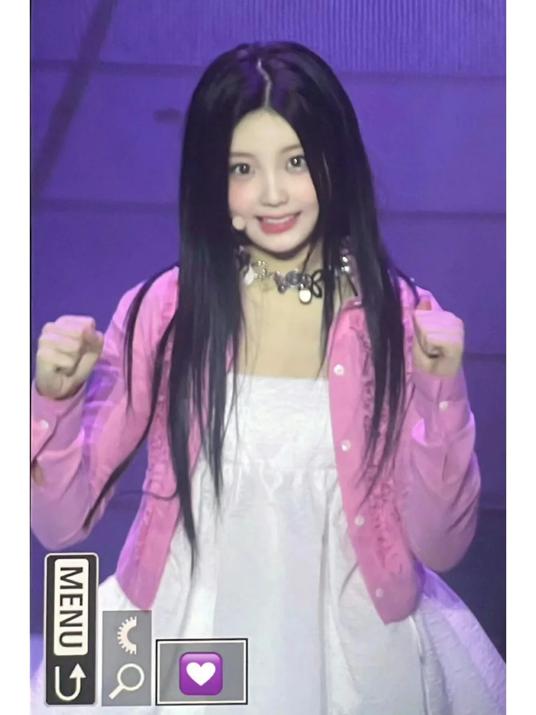 劣质网红感拉满了
我真不知道造型师怎么想的，给好好的小女孩这么厚重的假发片，与年