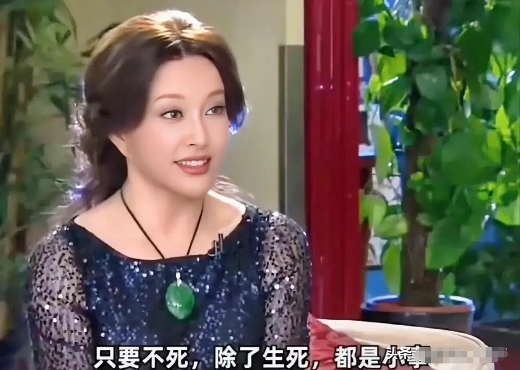 刚才和老公一起看《一路繁花》，老公看到都在围攻庆奶，把他气得都睡不着了。

他问