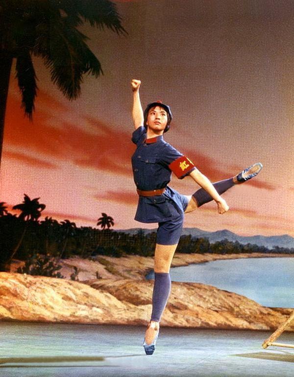 通过样板戏嘲笑一个时代的人应该扪心自问，现在的舒适生活多少是他们创造的？