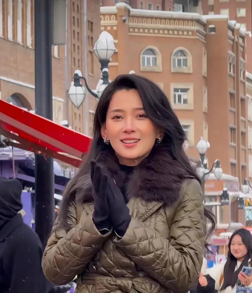 再看汪峰女朋友森林北，真耐看，不知道汪峰究竟有啥魅力，四婚之后还能吸引到这样优秀