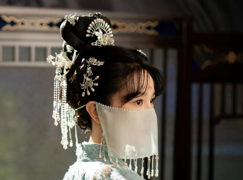 《大奉打更人》难怪镇北王妃不能被装进玉石小镜，原来她还有这重身份
镇北王妃慕南栀