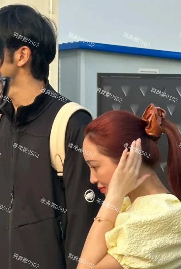 环球影城偶遇金莎和她的小男友，两人走在一起真的很像妈妈带儿子逛游乐园。
43岁的