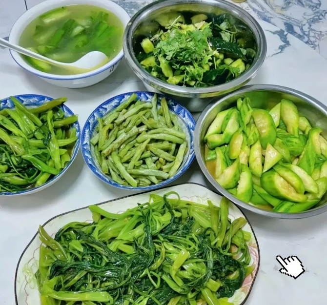 我这一天天在外面累死累活，回家就盼着口热乎的。结果就看到这几盘菜，清汤寡水的，我