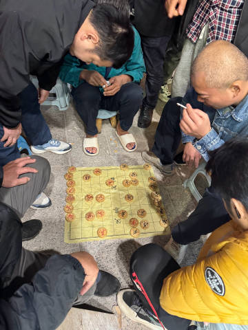 街头，两个人下象棋，观众急的下手指挥，结果一方输了，大爷淡定的说，第一步走错了，