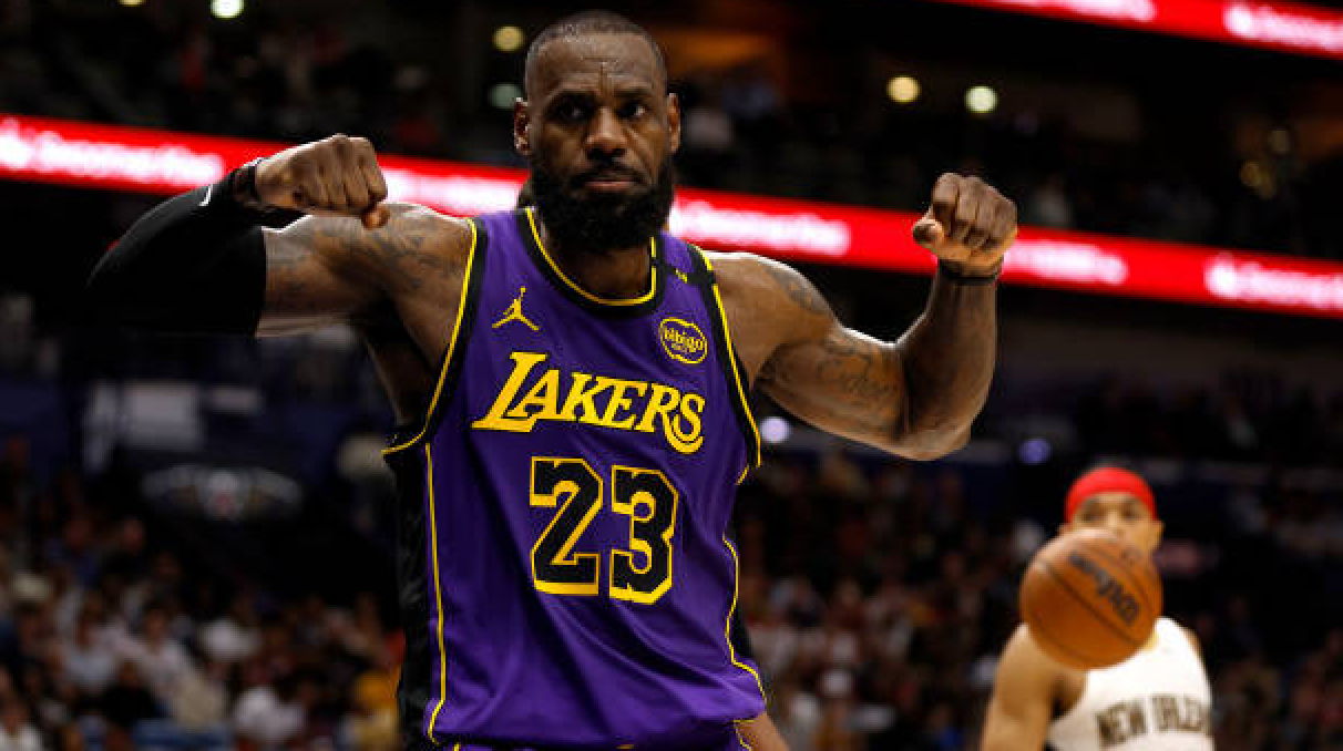 霸王步！詹姆斯连中关键球，疯狂捶胸庆祝，导演湖人大逆转
NBA常规赛鹈鹕和湖人的