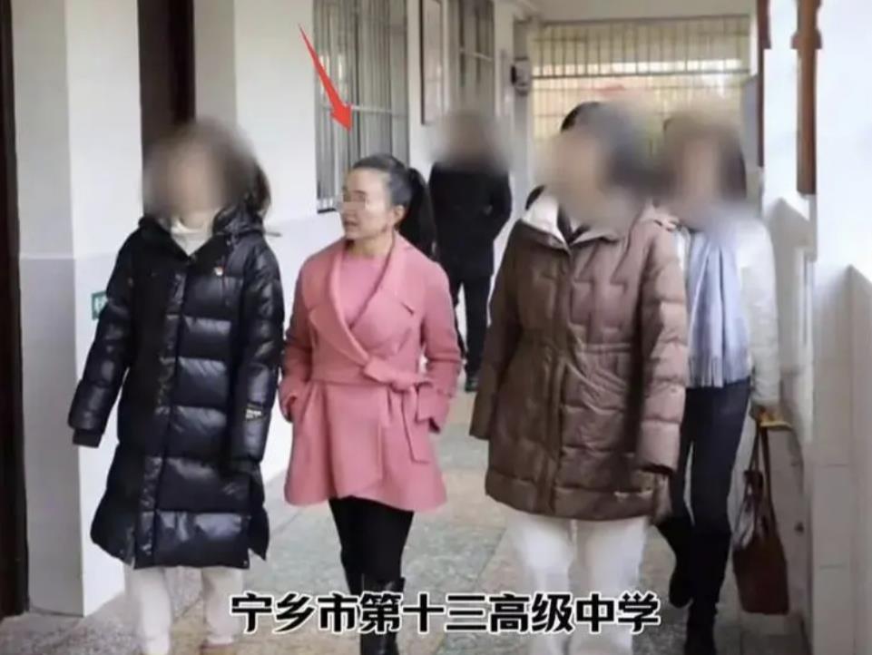 社会观察：爆！湖南某中学副校长谢某，身为有夫之妇，竟追求昔日学生贺江，上演荒唐伦