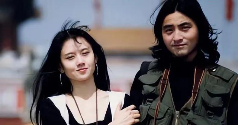 杨丽萍和刘淳晴
一张是两人热恋的时候一起游玩拍的，另一张是离婚好久之后同时上节目