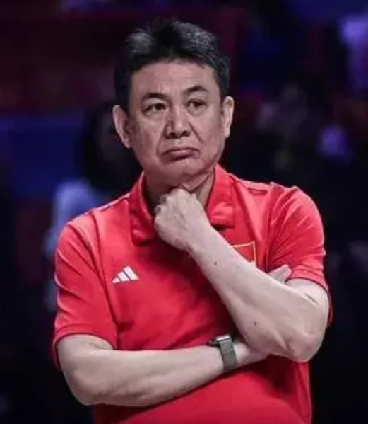 蔡斌续聘最早下个月见分晓，如果球场再现“抱手哥”，球迷的呼声能淹没主管部门吗？