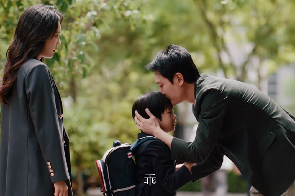  
“子渊，你已经是大孩子了，应该学着自己刷牙。”
 
“爸爸，我其实会刷牙，只