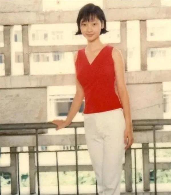 1996年，柳岩（原名杨柳）在广州开启了她的第一份职业——护士。
初中时，她从湖