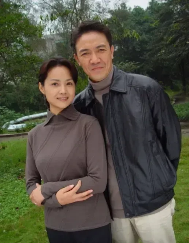 右边的那位男士是李幼斌，可左边的这位女士是谁呢？她长得和史兰芽一样美，气质也一样