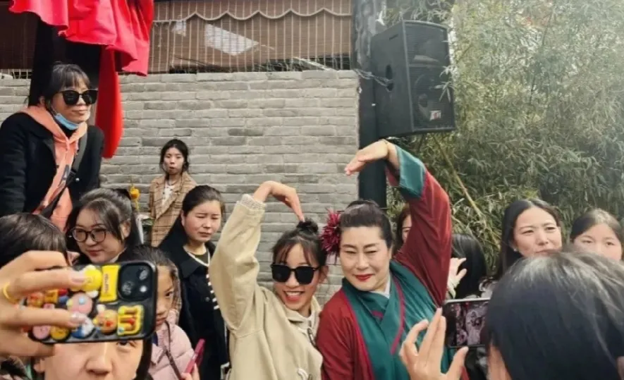 夸“媒婆”
        网上总有爆料，近期河南开封万岁山大宋景区“王婆说媒”
