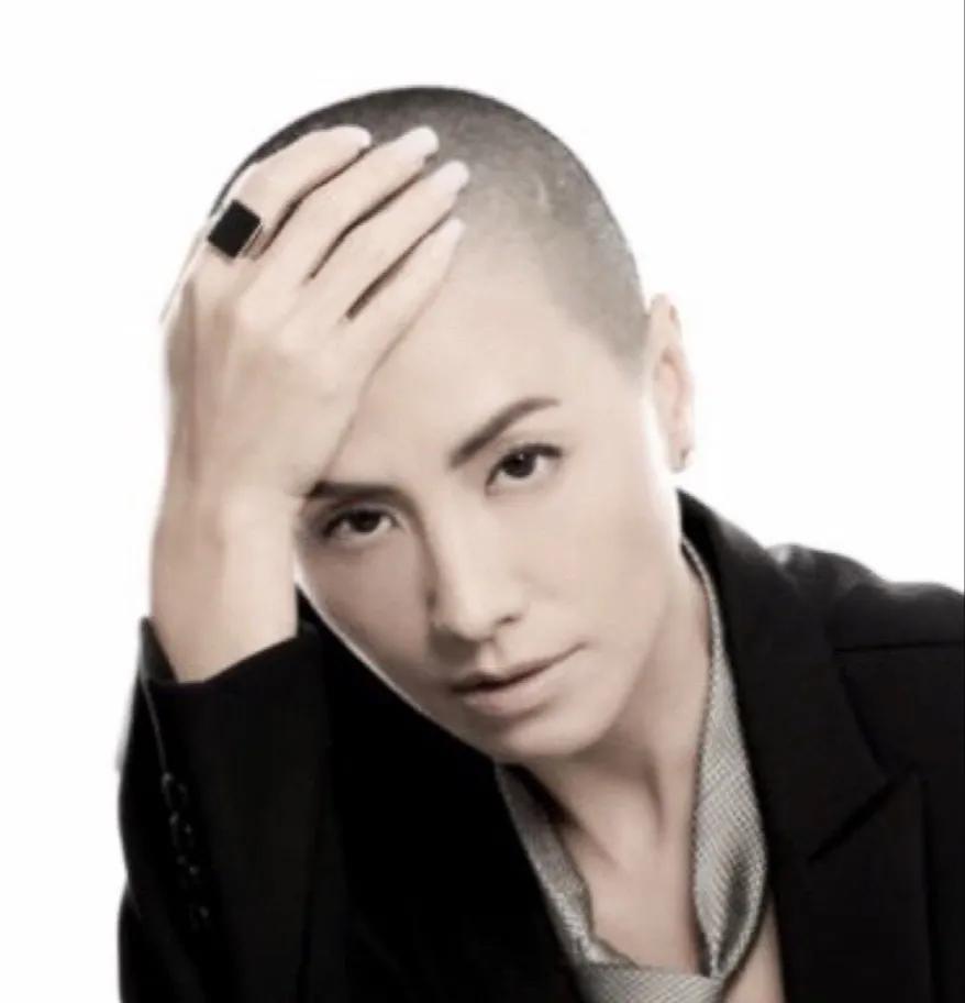真正的美女即便剃光头也难掩美貌！
这位姐拍戏一向敬业，2006年她接了一个患重病