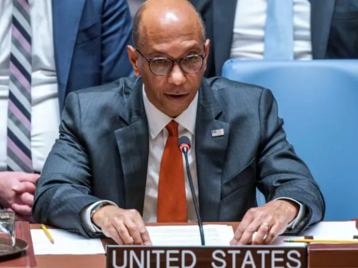 美国还是怂了！喊话伊朗不要对美报复！
据报道，4月2日，美国常驻联合国副代表罗伯