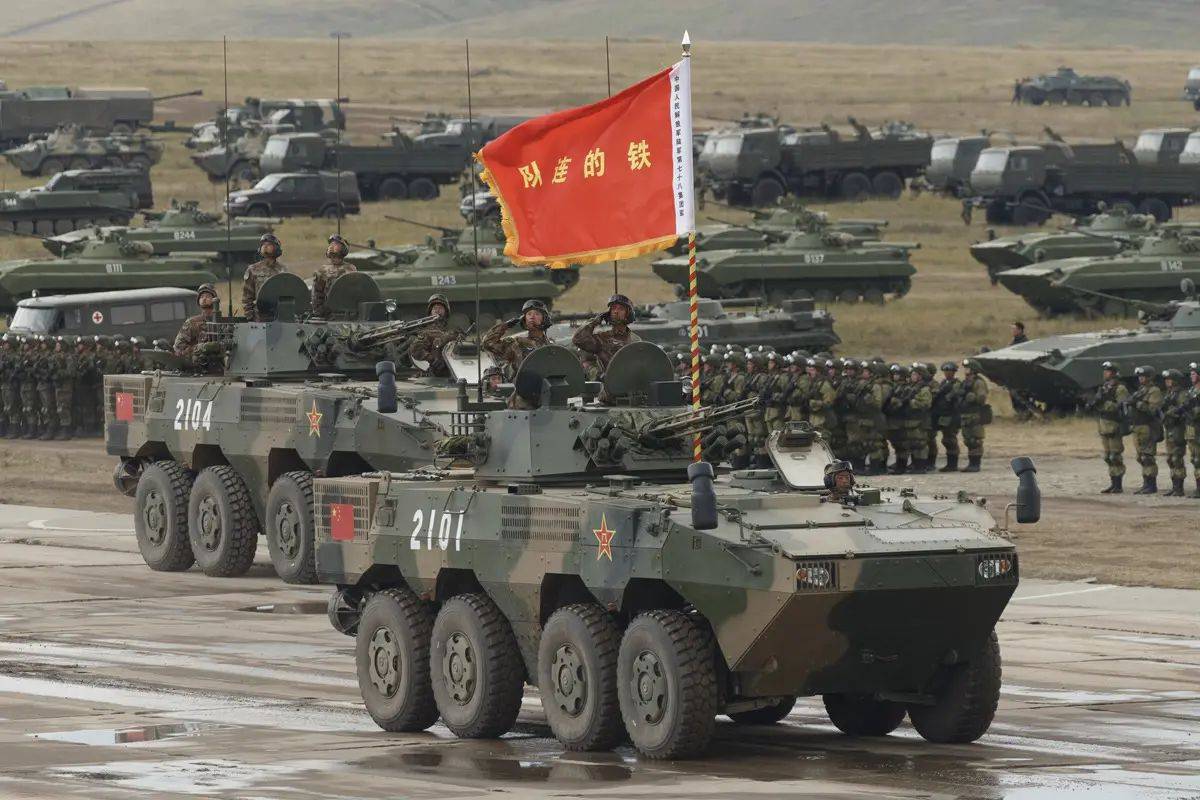 美军大红一师的主要装备有：M1全履带主战坦克290辆、 M2步兵战斗车280辆、
