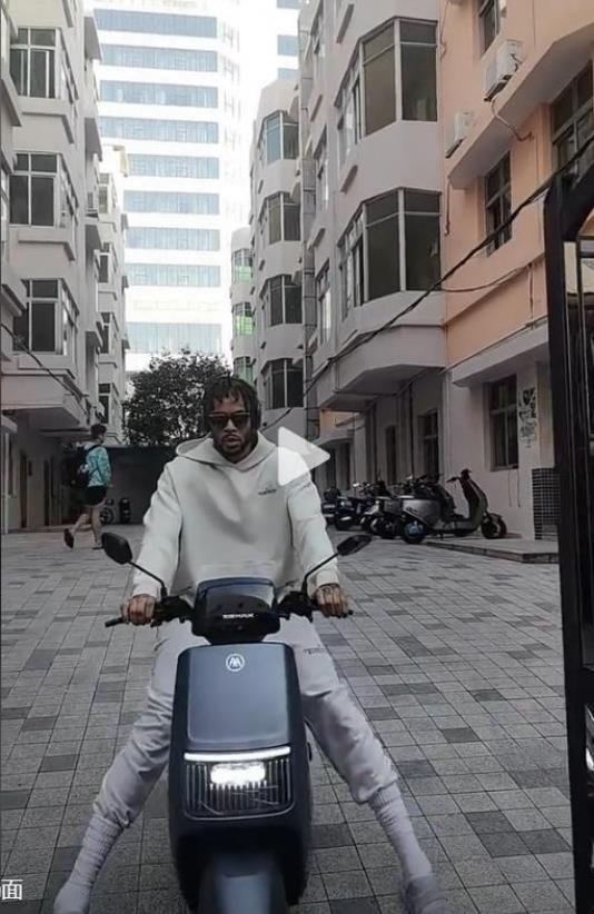 据了解，在昨天下午，CBA广东宏远男篮顺利从北京返回东莞驻地，在一回到宿舍后没多