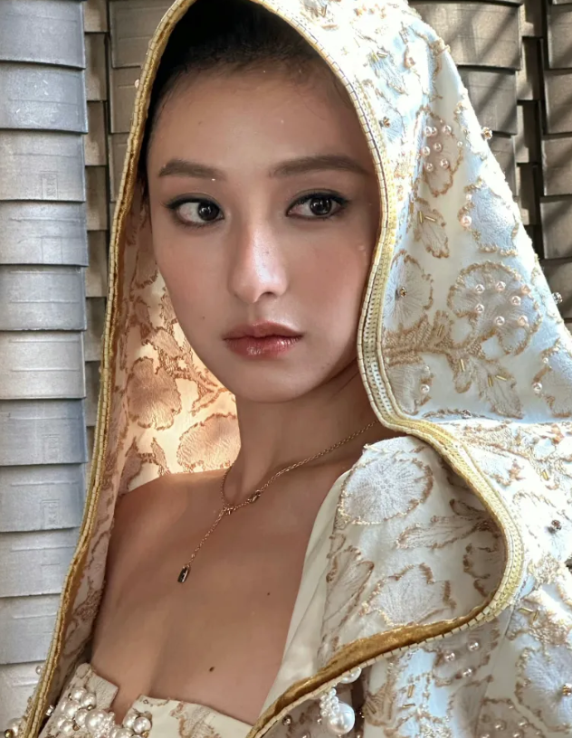 胡连馨实在太亮眼