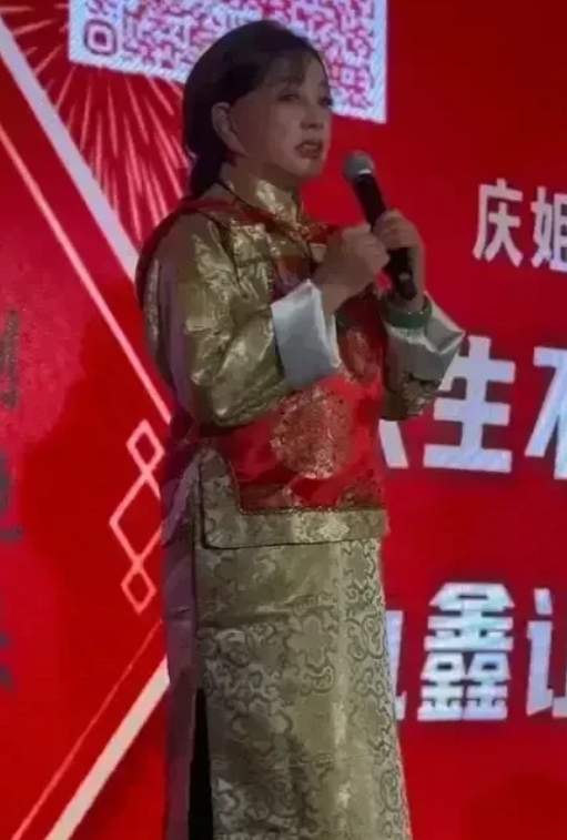 我的老天爷，人靠衣装，75岁刘晓庆这身打扮真难看，身材臃肿肚子不小。耳朵长得惊人