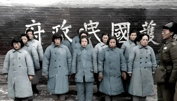 这是1948年，四平战役中，东北野战军被国军俘虏的女战士。这些女战士在部队主要从