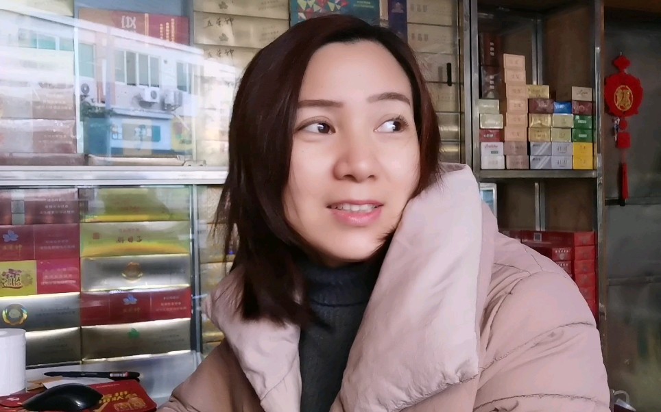 老板让我买二条中华细支给客户，我找到了同学经营的超市。同学的妻子接待了我，收了1