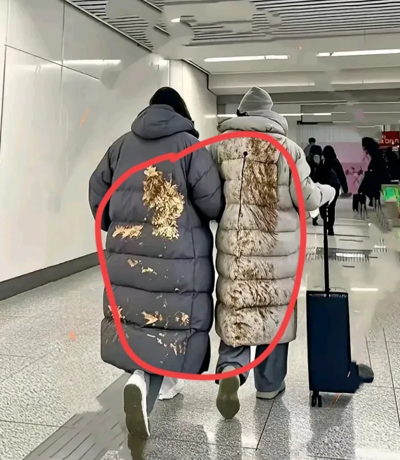 巴黎世家又整活了，这次的新款棉衣我乍一看，还以为是逃难的呢，是经过了泥巴坑还是茅