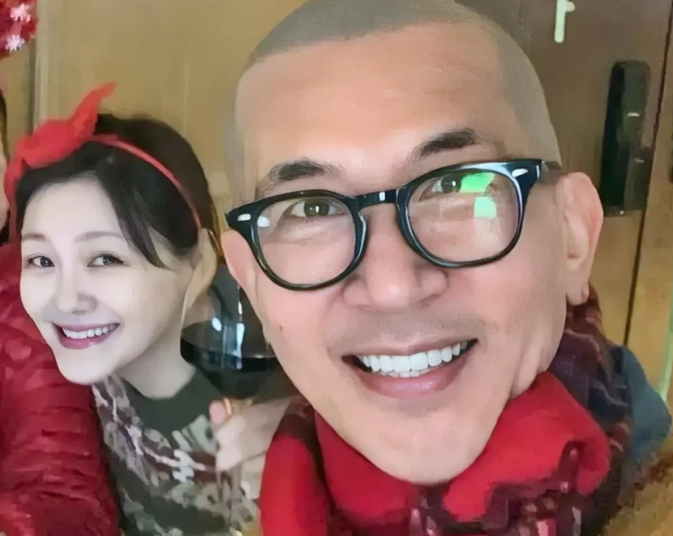光头回台北了，大S惊艳亮相，状态满分！笑容如花，美丽动人，尽显年轻活力！原来，是